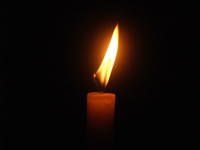 Eine Kerze die brennt in Andenken an Lutz Langer
